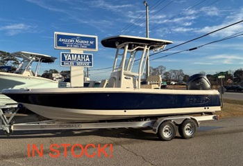 2026 Robalo 226 Cayman Biscayne Blue/White Boat